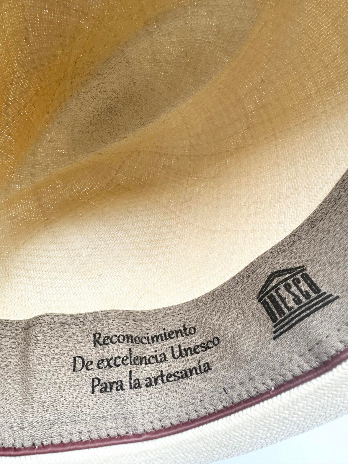 Certificering i inderforet viser Montecristi Panama hattens ægtehed.